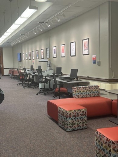 A room with computers and tables Description automatically generated