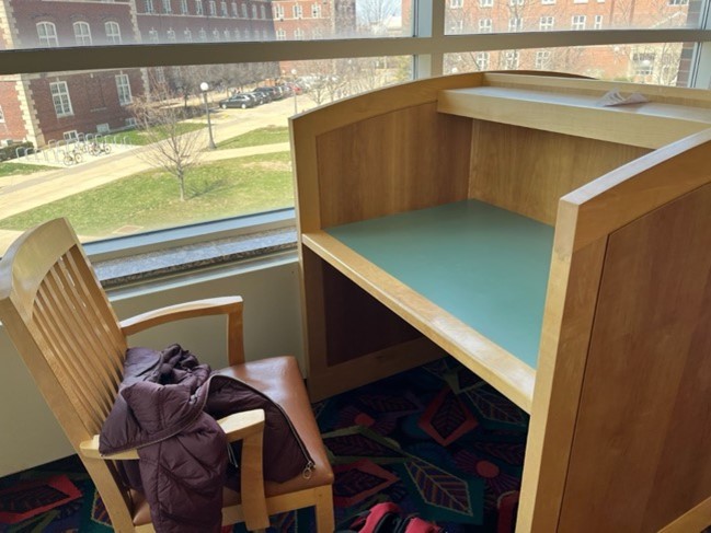 A desk and chair in a room Description automatically generated